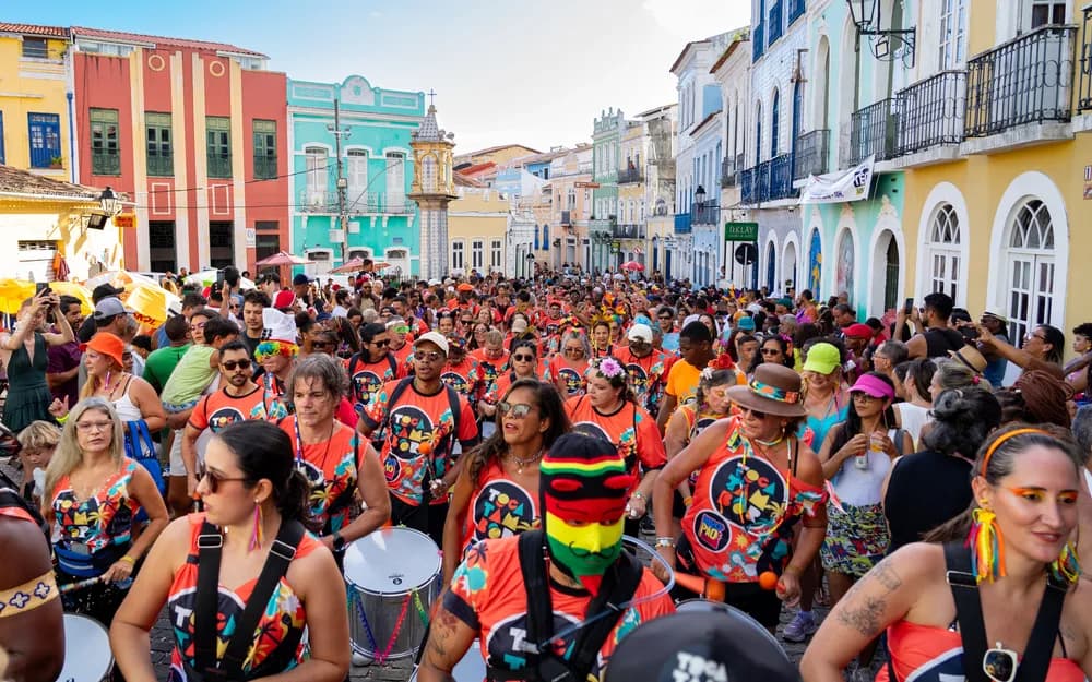 Alunos da Tocatambor tocando percussão em Salvador