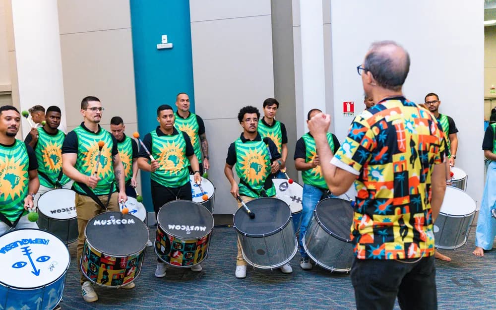 Percussionistas da Tocatambor em apresentação ao ar livre
