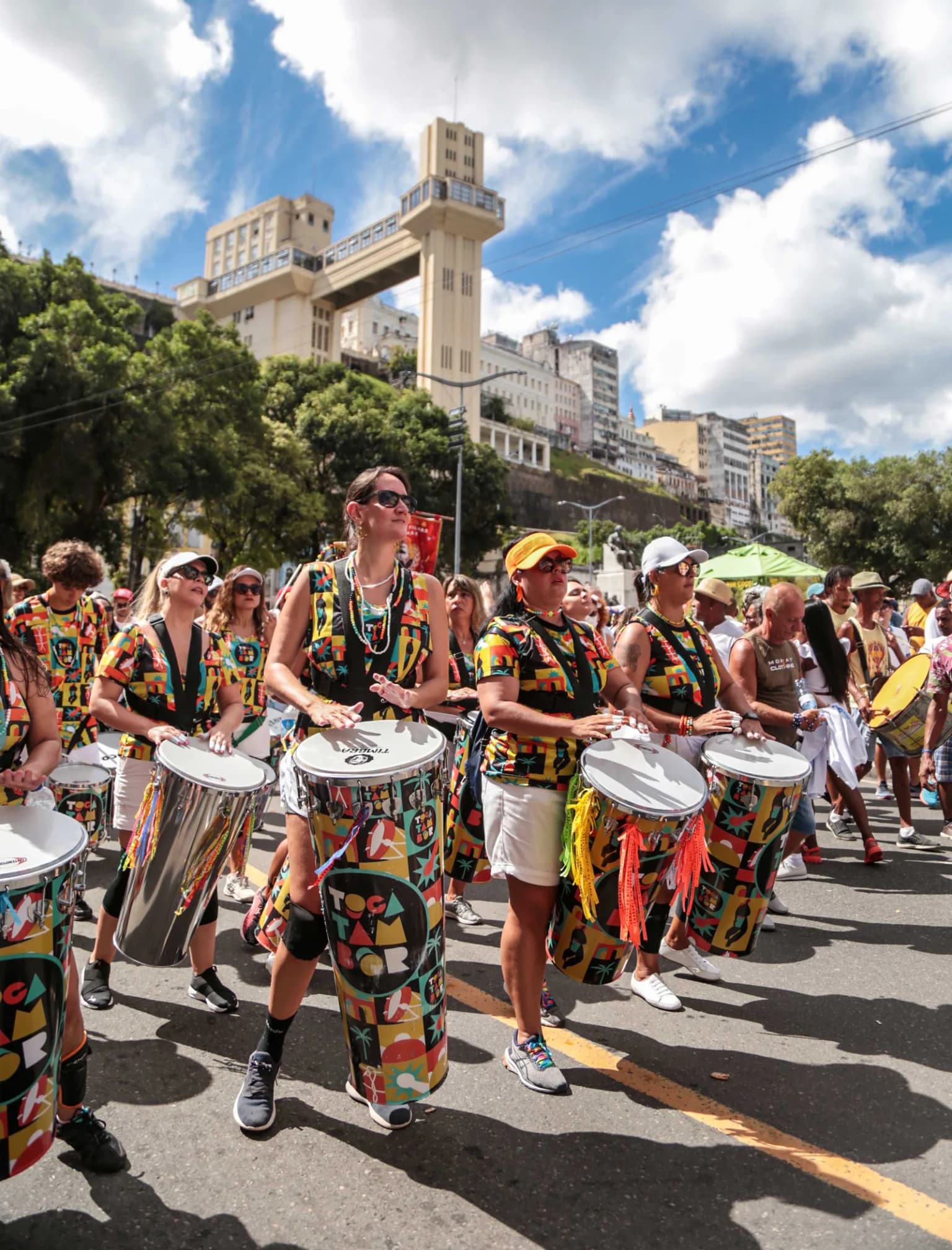 Alunos e professores da Tocatambor tocando percussão